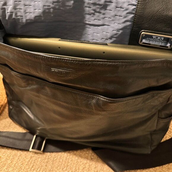 Tumi leather messenger bag 15"x 10" - Picture 2 of 6